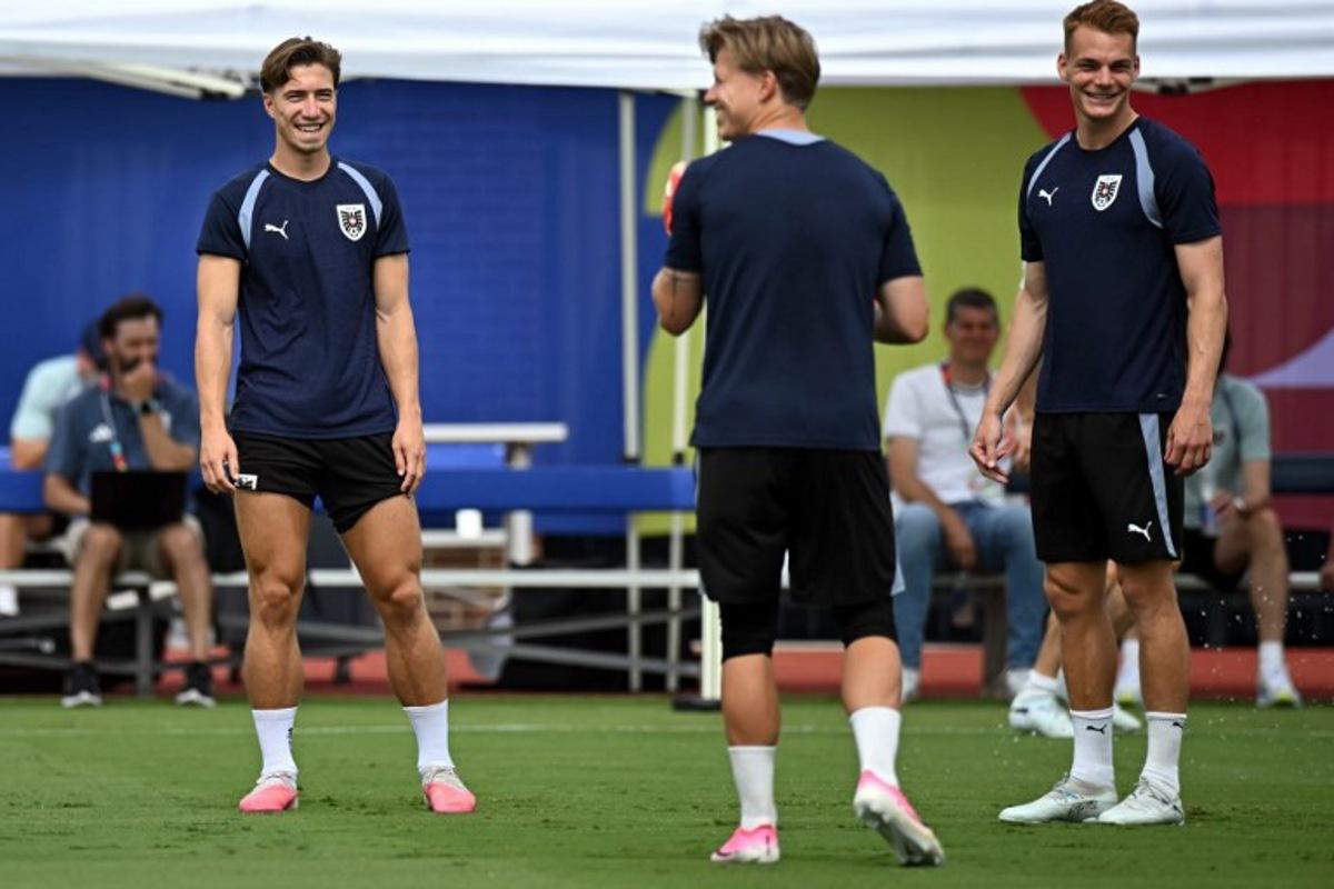 Austria's defender #25 Michael Svoboda (L) takes part in an MD-1 training session at the Southern Methodist University (SMU) in University Park, Texas on June 21, 2026, on the eve of the 2026 World Cup Group J football match between Argentina and Austria. Paul ELLIS / AFP