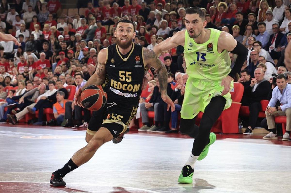 AS Monaco's US guard #55 Mike James (L) dribbles the ball against Barcelona's Czech guard #13 Tomas Satoransky during the Euroleague basketball quarter-final match 5 between AS Monaco and FC Barcelone at the Gaston-Medecin Arena in Monaco, on May 6, 2025. Valery HACHE / AFP
